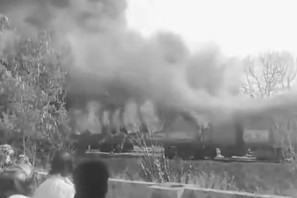 massive fire broke out in a coach of Shan-E-Punjab Express Delhi