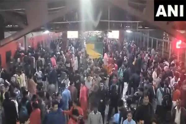 18 people lost his live in stampede at  new Delhi railway station