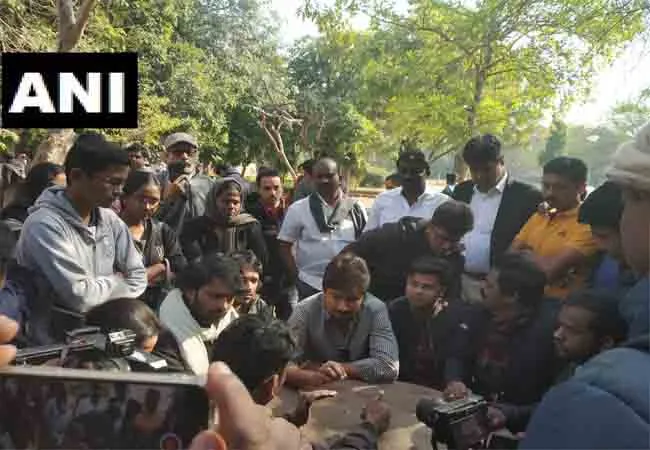 DMK Youth Wing Secretary udhayanidhi stalin meet delhi jnu students 