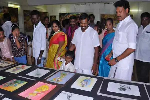 artist chithan siva showcased drawing exhibition trichy