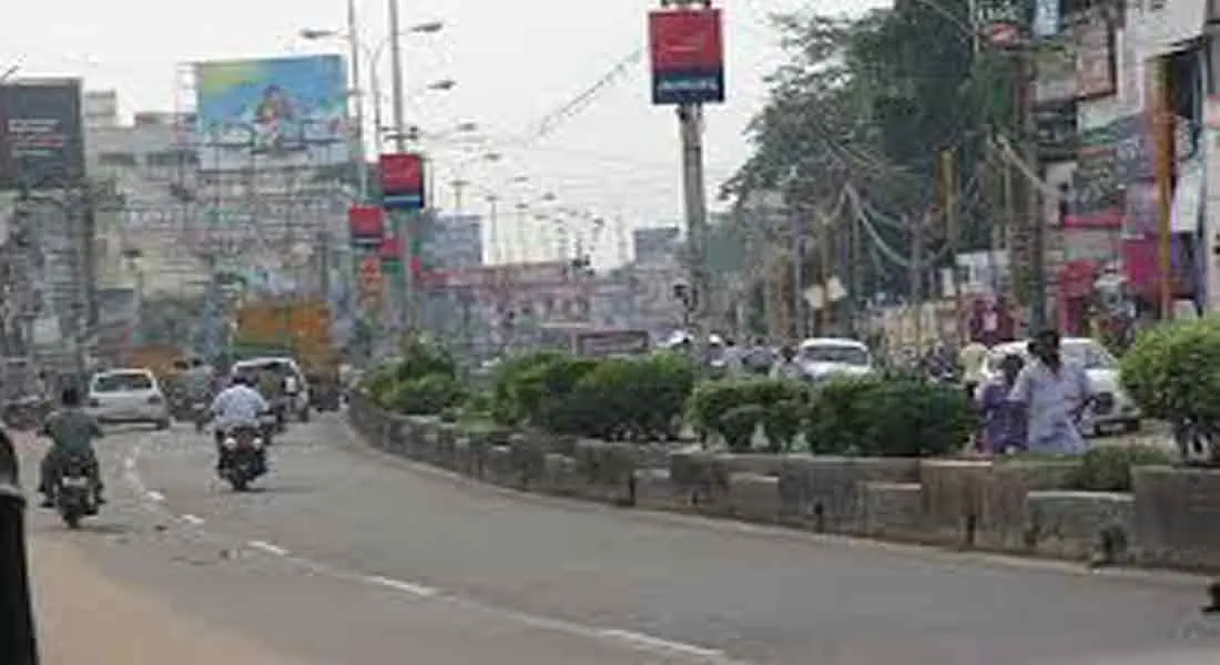  AIADMK councilor running away with ballot box ... chasing police!