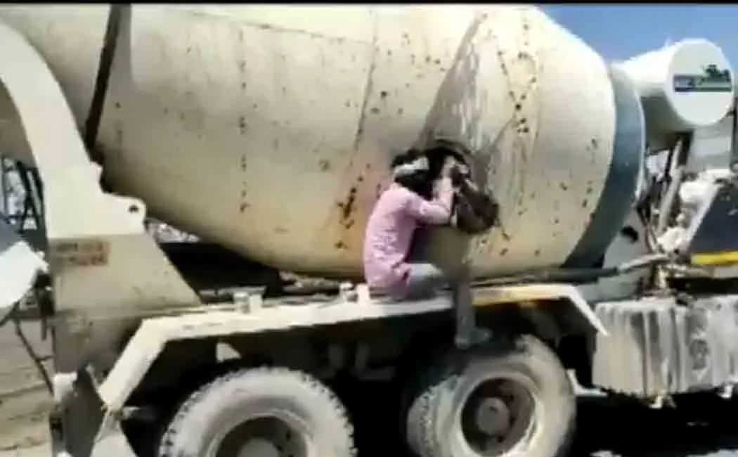 18 people found travelling in the mixer tank of a concrete mixer truck