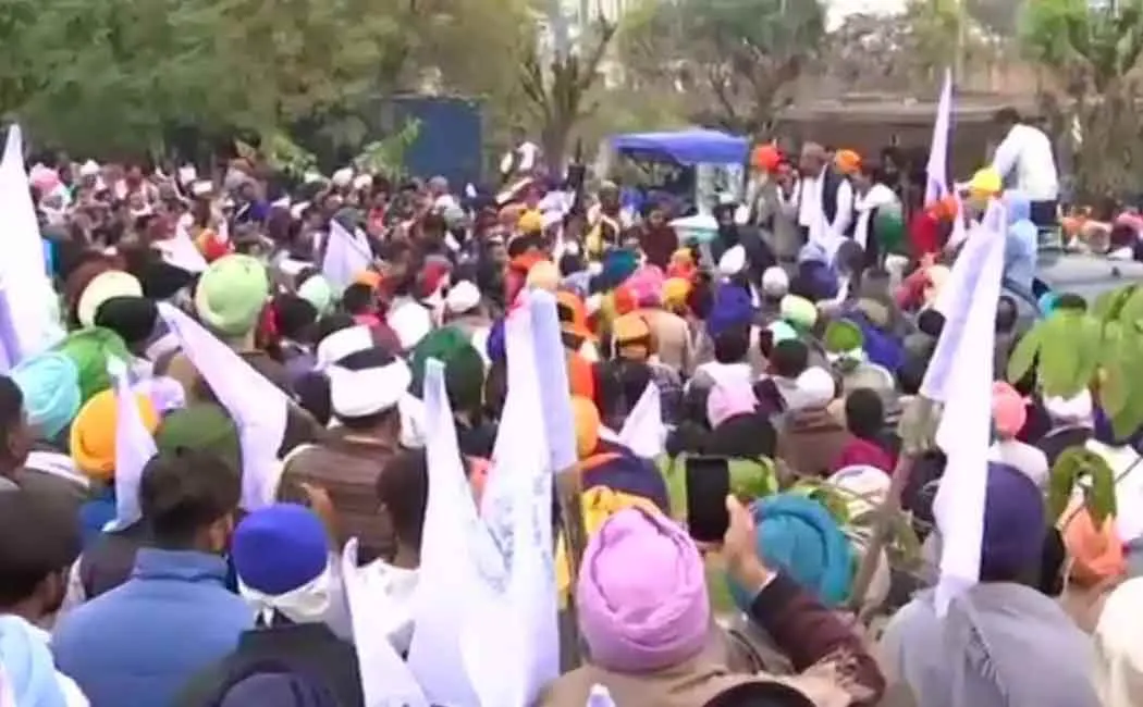 Police give farmers permission to enter Delhi