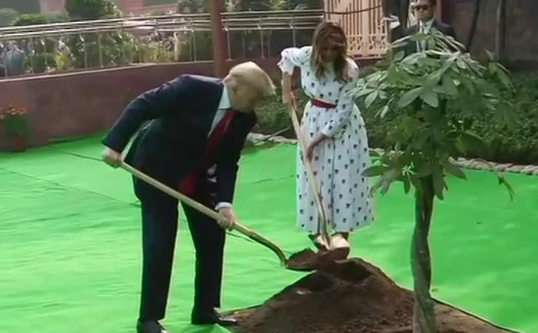 trump and melania visit rajghat gandhi memorial 