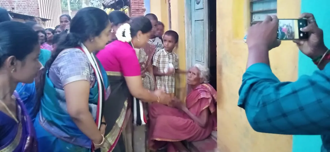  OPS family women's on election campaign;  Hunting vote for Ravindranath!