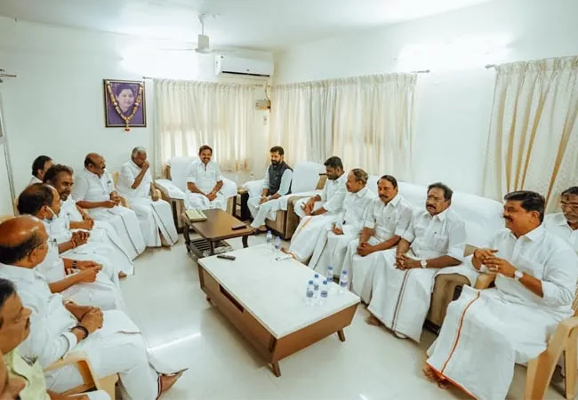 Edappadi Palanisamy, Annamalai who met O. Panneerselvatai separately!