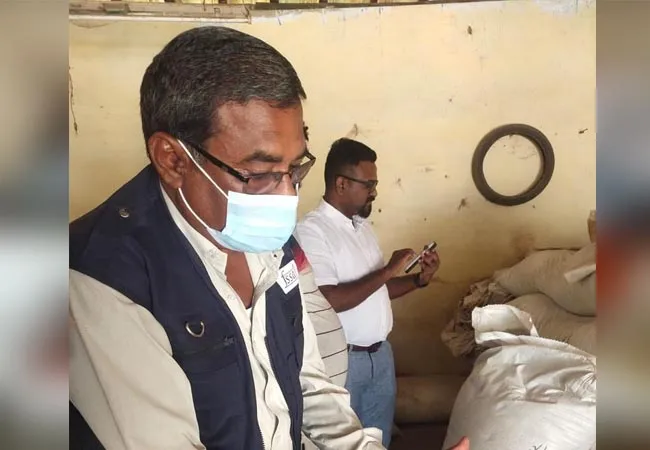 This is how pepper powder is prepared ...! It is our duty to be vigilant! Seizure of spices mixed in Salem!