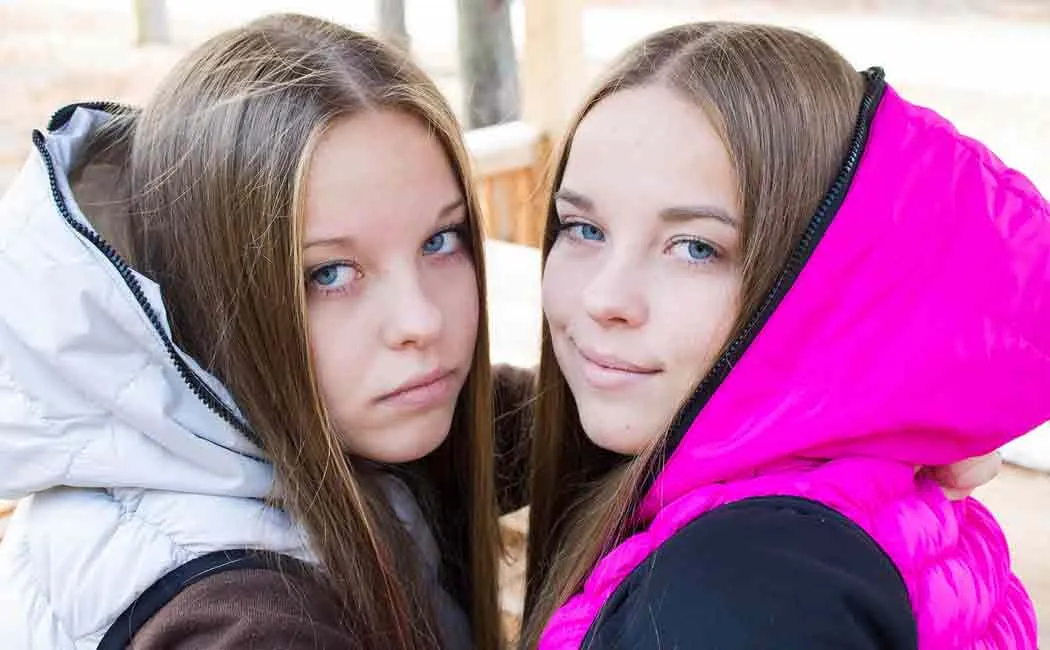 identical twins and their dna modifications