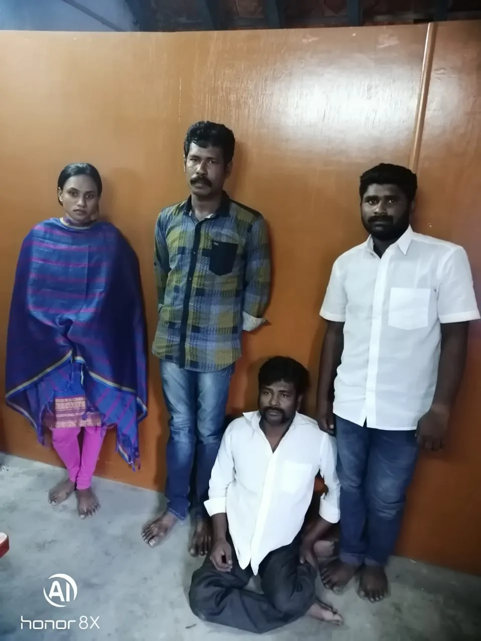  Police arrest counterfeit note gang,2 Luxury car, cash seized!
