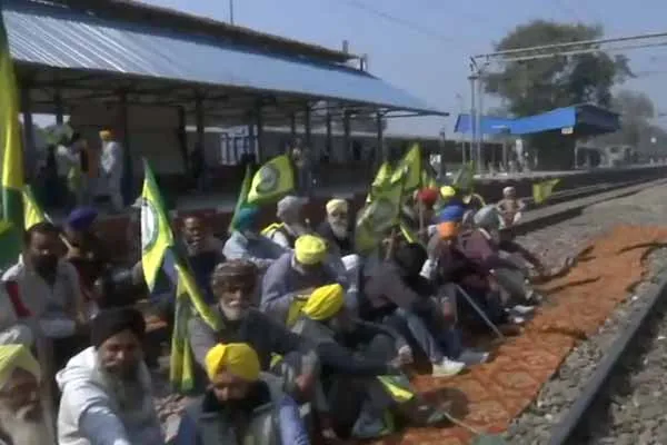 Farmers rails struggle to condemn the central government