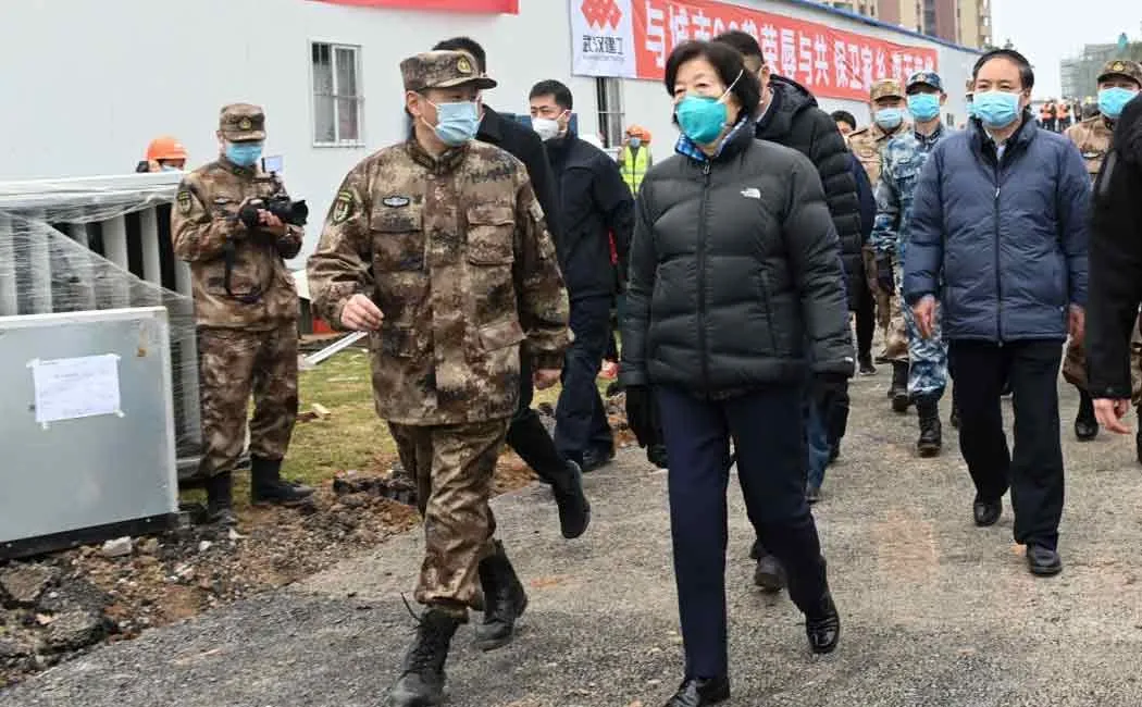 military helps wuhan people to get basic needs