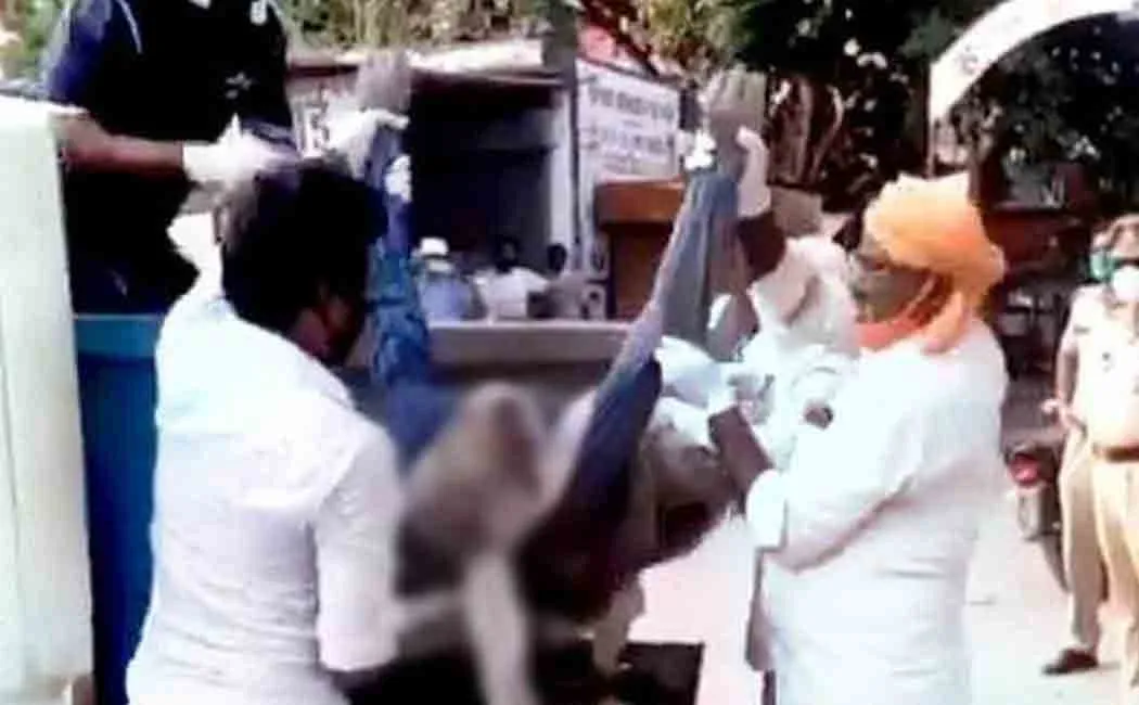 uttarpradesh mans body taken in garbage vehicle