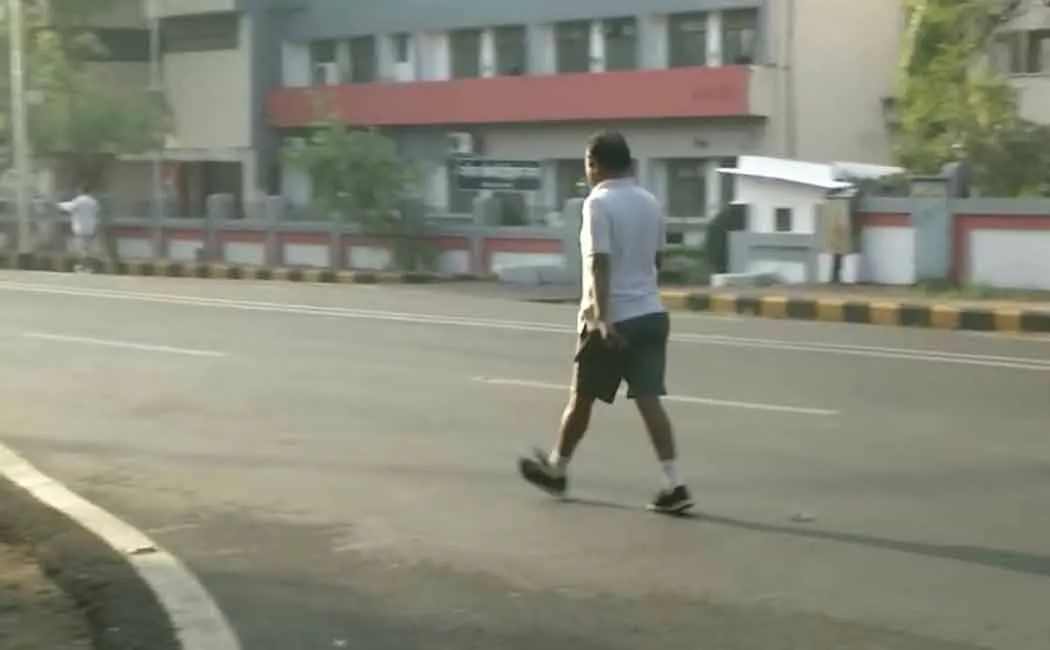 Police make people to do squats in Nagpur