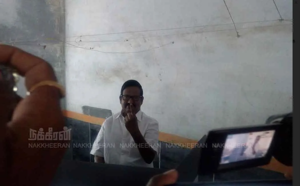 k.s.alagiri cast his vote for loksabha election