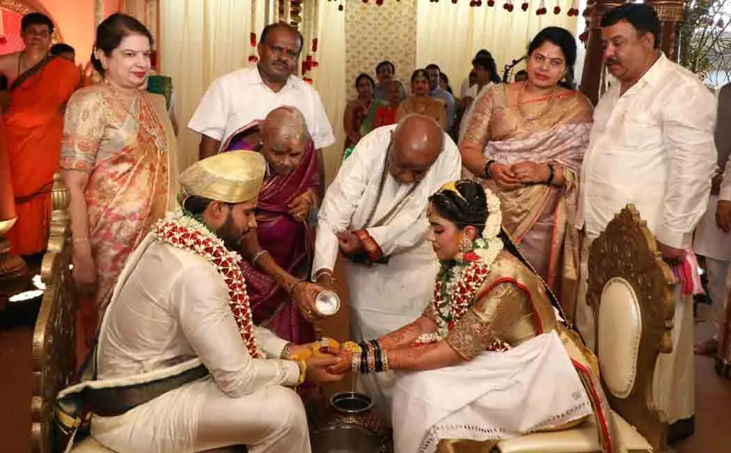 Nikhil Kumarswamy marriage amid corona lockdown