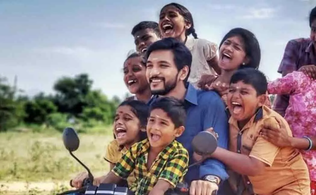 aanandham vilaiyaadum veedu review