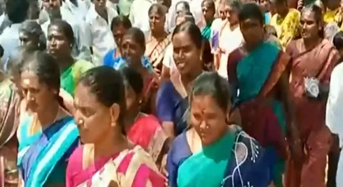 The temple belongs to the town.... Public demonstration!!