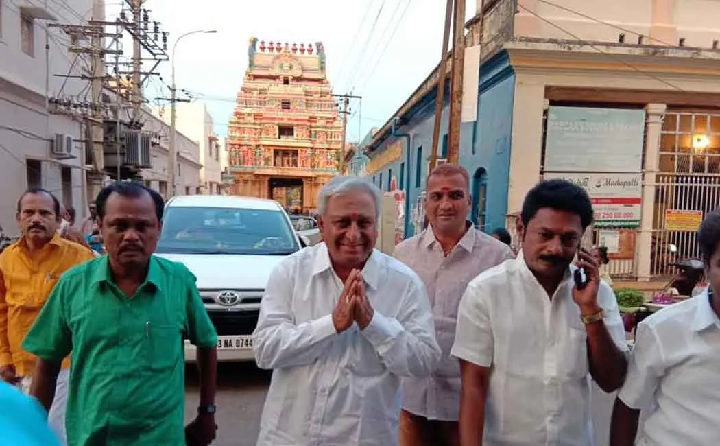 rajinikanth to visit his parents memorial in trichy 
