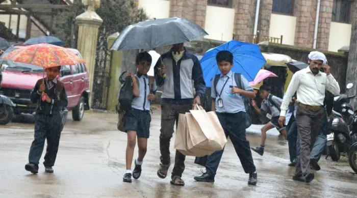 tamilnadu heavy rain salem, ramanathapuram, nilgiris, karaikal schools, colleges holiday announced 