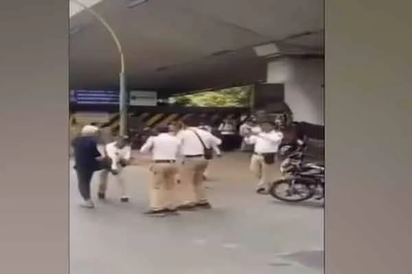 Man thrash police for driving without helmet after being fined in maharashtra