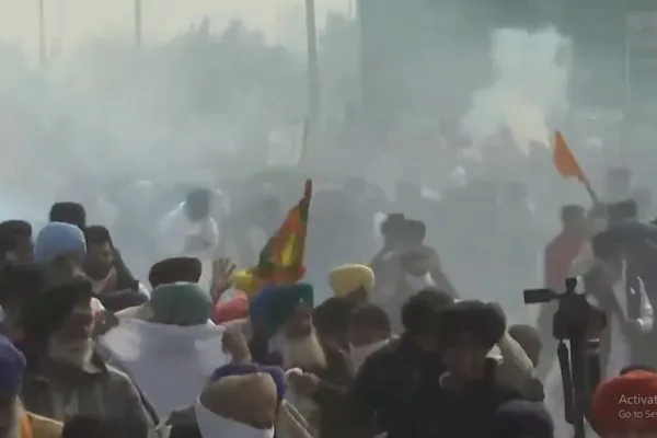 Excitement due to tear gas shelling on Farmers who started the rally in delhi