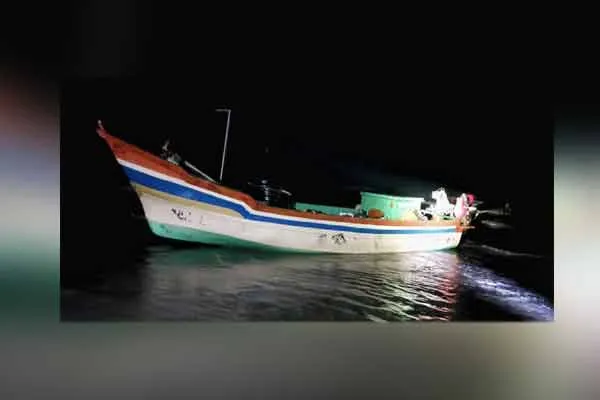 tamilnadu nagapattinam fisherman finger cut incident in bay of bengal sea 