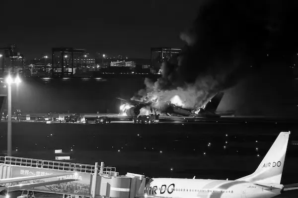 The plane suddenly caught fire on the runway in japan