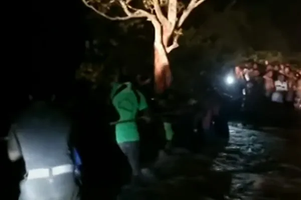 Flooded devotees in srivallipudur