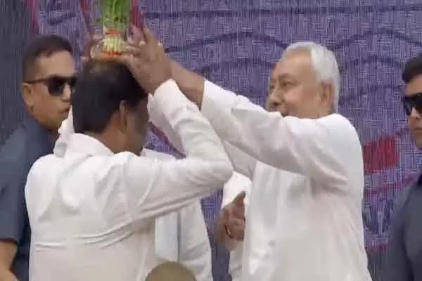 Nitish Kumar places a flower pot on the head of an IAS officer in bihar