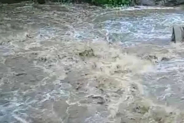 A bus with passengers in the middle of the road for five hours due to wild floods ...