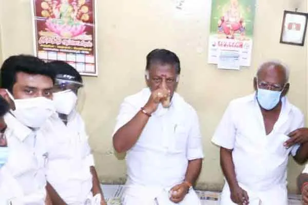Kongu people showing support towards ops