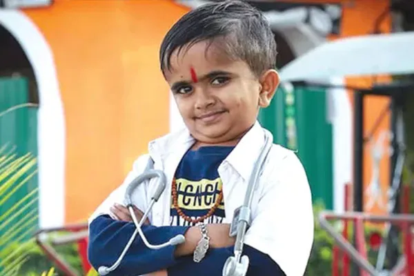 The world's shortest man holds the record to become doctor