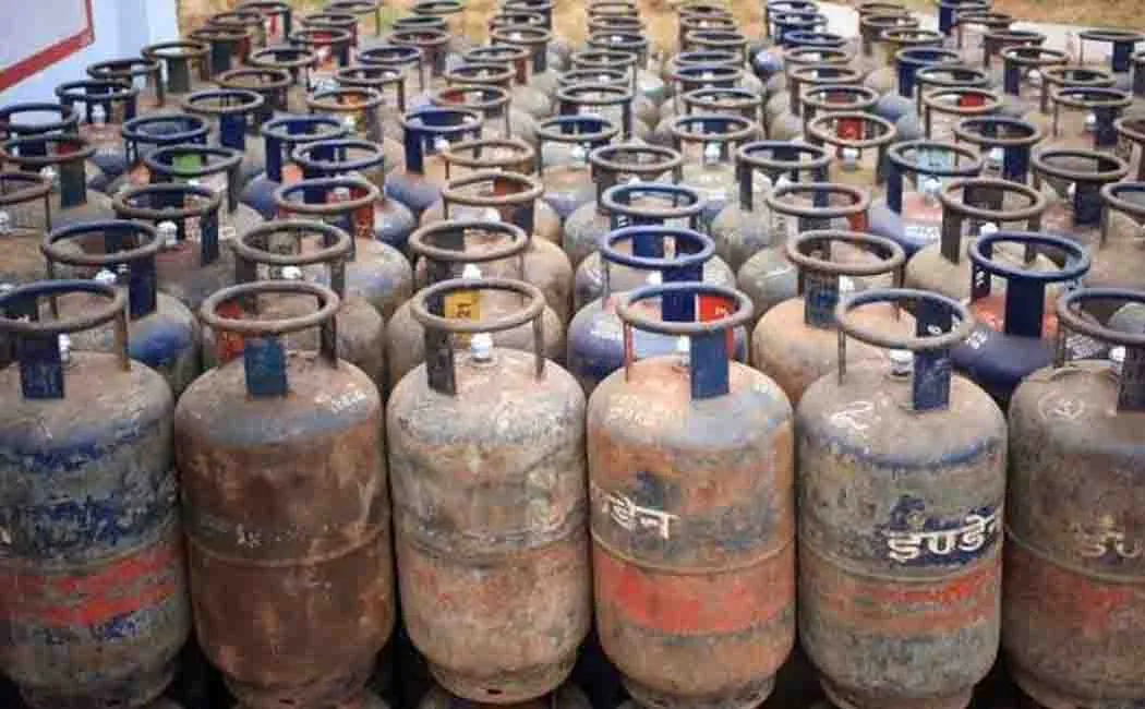 Commercial gas cylinder price rises by Rs 102.50