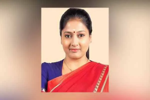 marina pen statue gayathri raghuram twitter post 