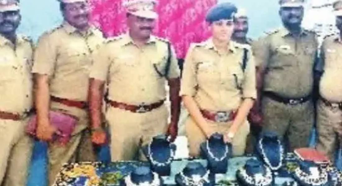 3 crore jewelry Police ;escaping the robbers