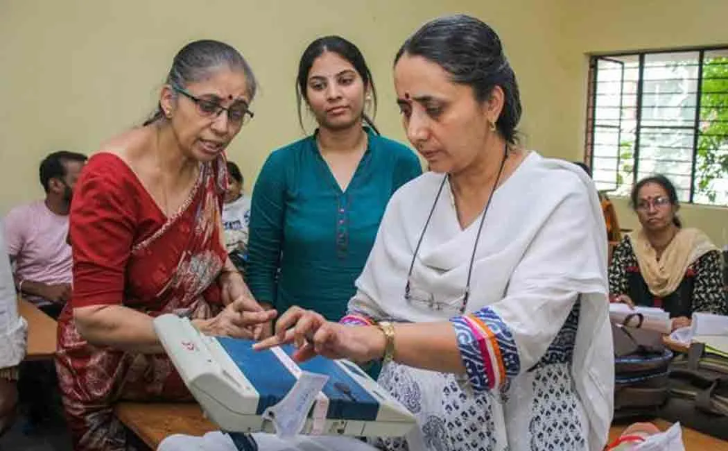 election commission clarifies chennai high court about postal voting issue