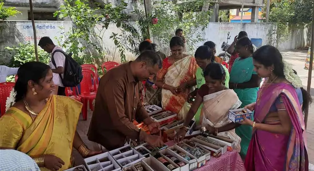 Women's bracelet, traditional food recovery on Women's Day