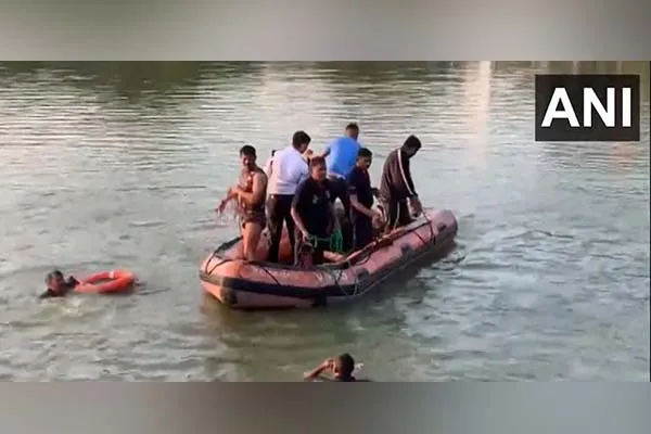 Gujarat Boat capsizes in Vadodara's lake 10 rescued 