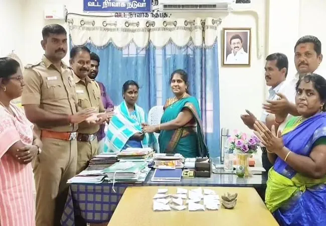 The treasure found in the dug pit ... Congratulations to the woman who handed it over to the authorities!