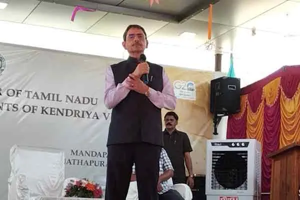 governor rn rvai intrect with maraikayarpattinam kendriya vidyalaaya school students 