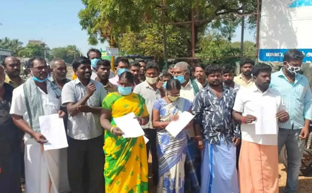 Rs 2 crore disappointment after buying milk ...! Manufacturers' Association executives who have complaint with the District Collector ...