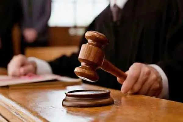 Municipal order to pay compensation in case of toilet roof collapse 