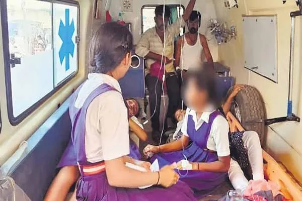 8 girls admitted in hospital for holi powder in karnataka