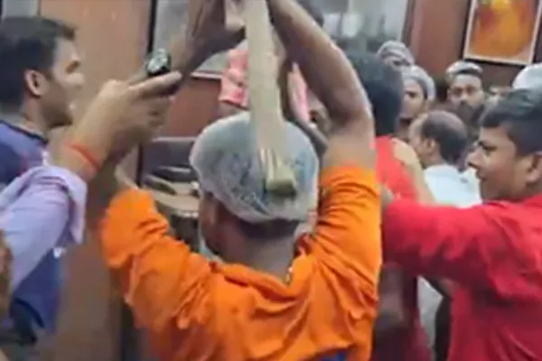 Northern workers incident youths who came to eat at the chennai hotel