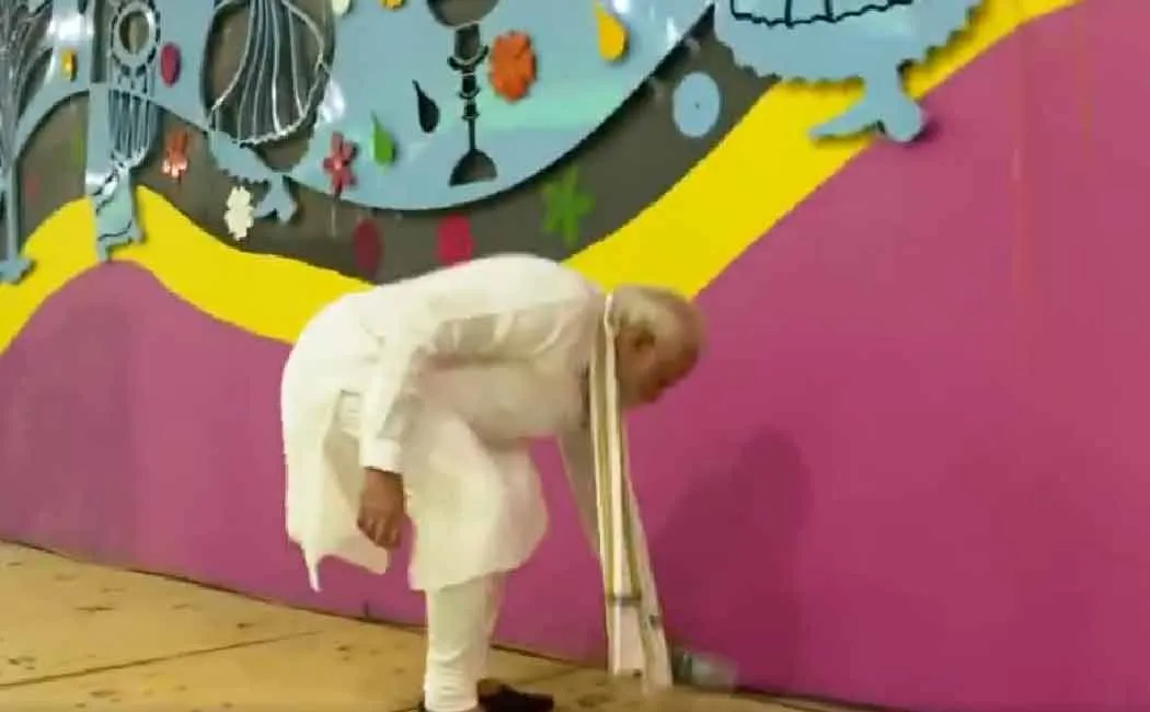 pm Modi picks up litter at the newly launched ITPO tunnel