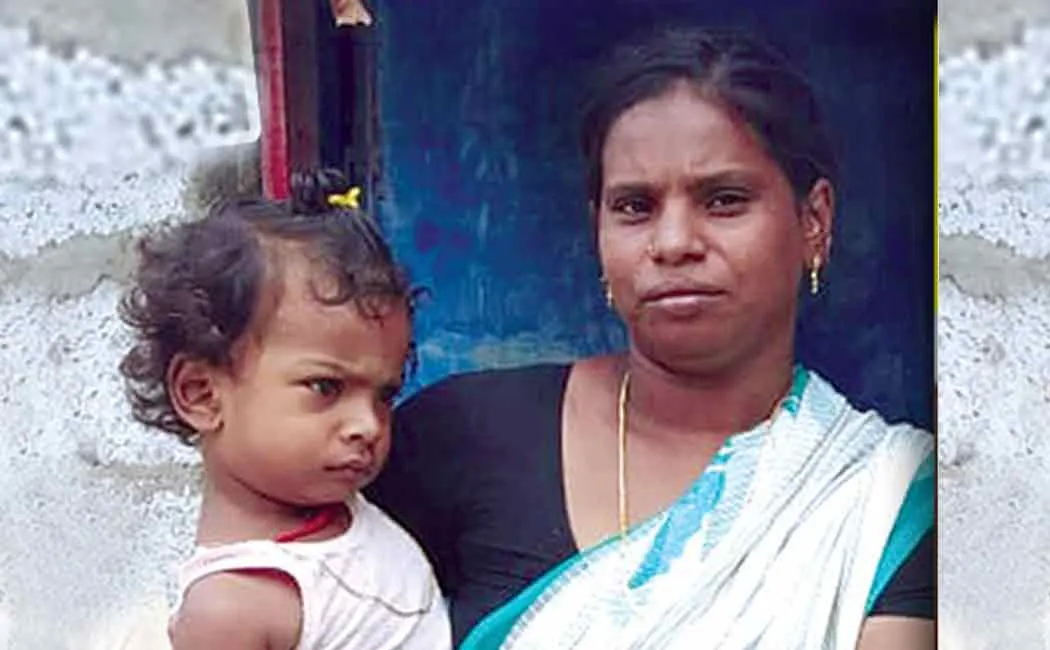 cuddalore women missed phone and rupees in bus conductor found and handover 