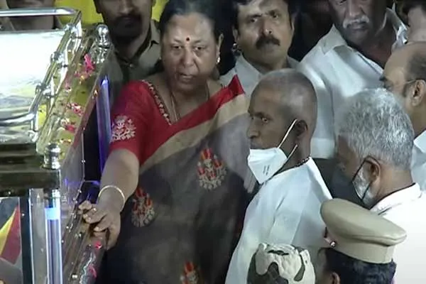 Ilayaraja paid tribute to Vijayakanth's body in person