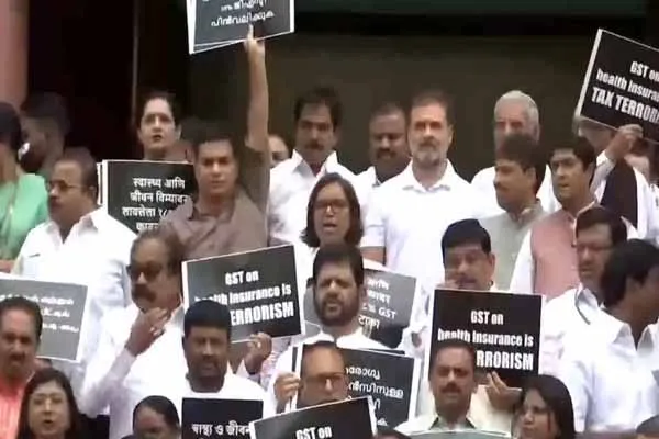 India alliance MPs are struggel in the Parliament complex