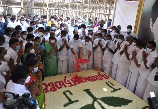 eps and ops goes to chennai merina mgr and jayalitha memorial 