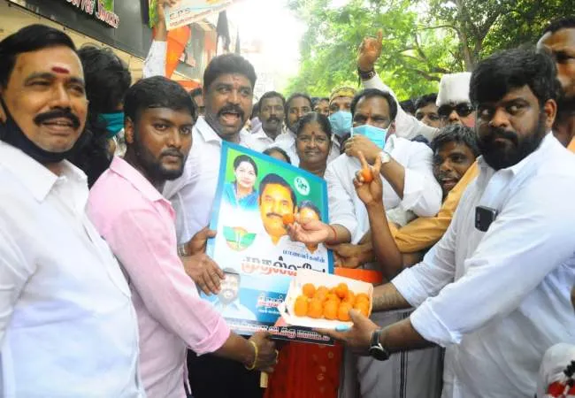 eps and ops goes to chennai merina mgr and jayalitha memorial 